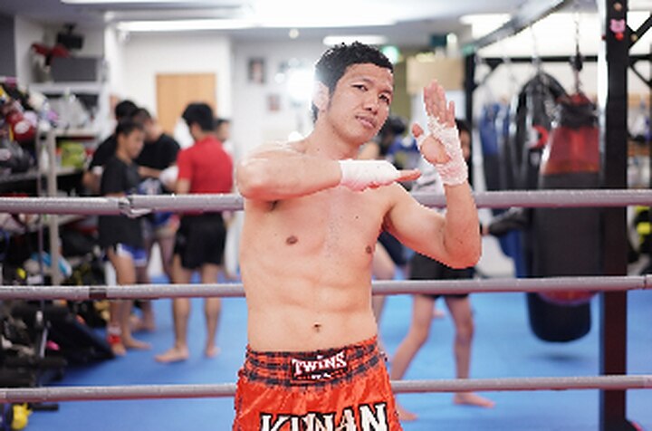 ストレッチをする選手