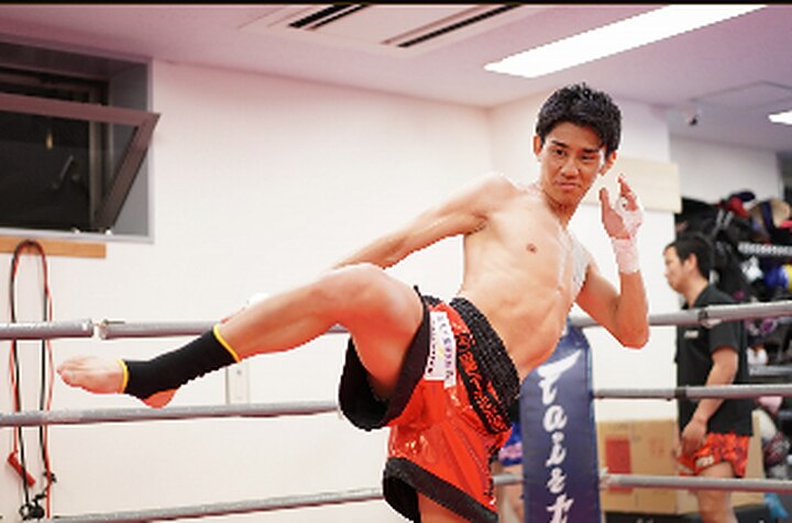 ハイキックを放つ選手