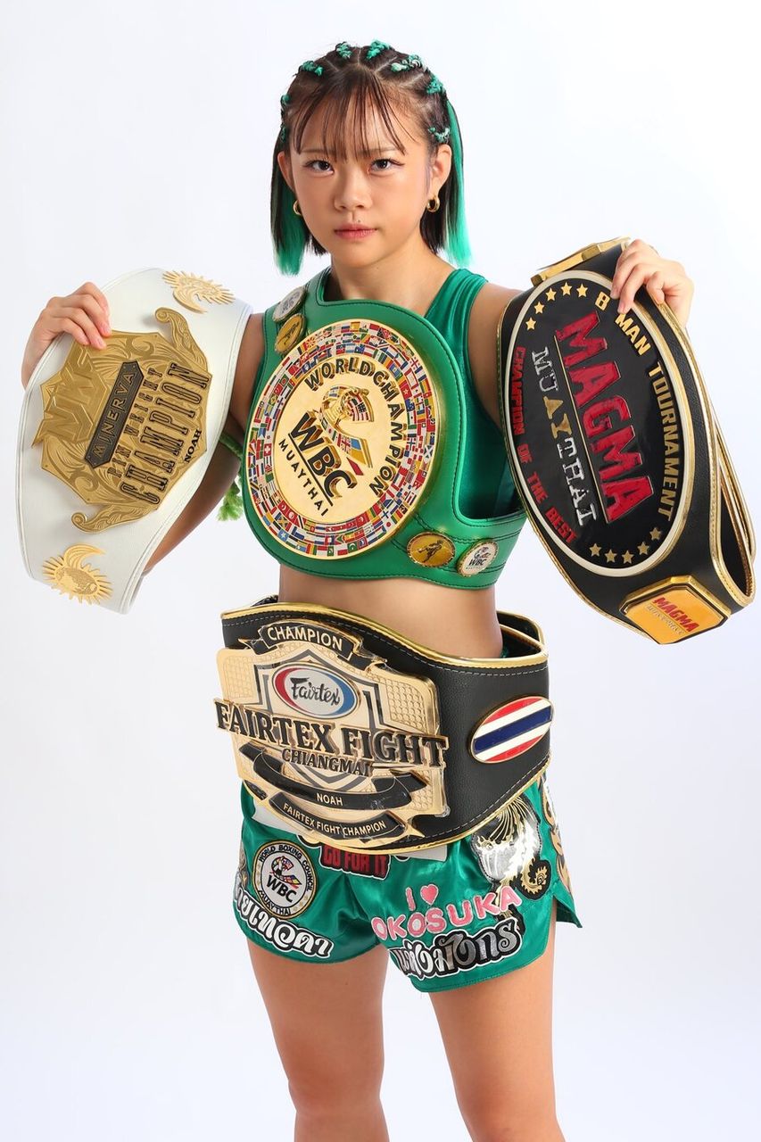 藤原乃愛選手(4本のチャンピオンベルトとともに)
